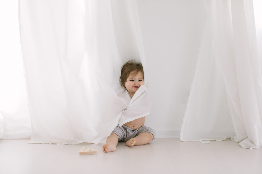 Elle Baker Photography captures babies in a natural candid way. Lifestyle Chicago baby Photographer in studio