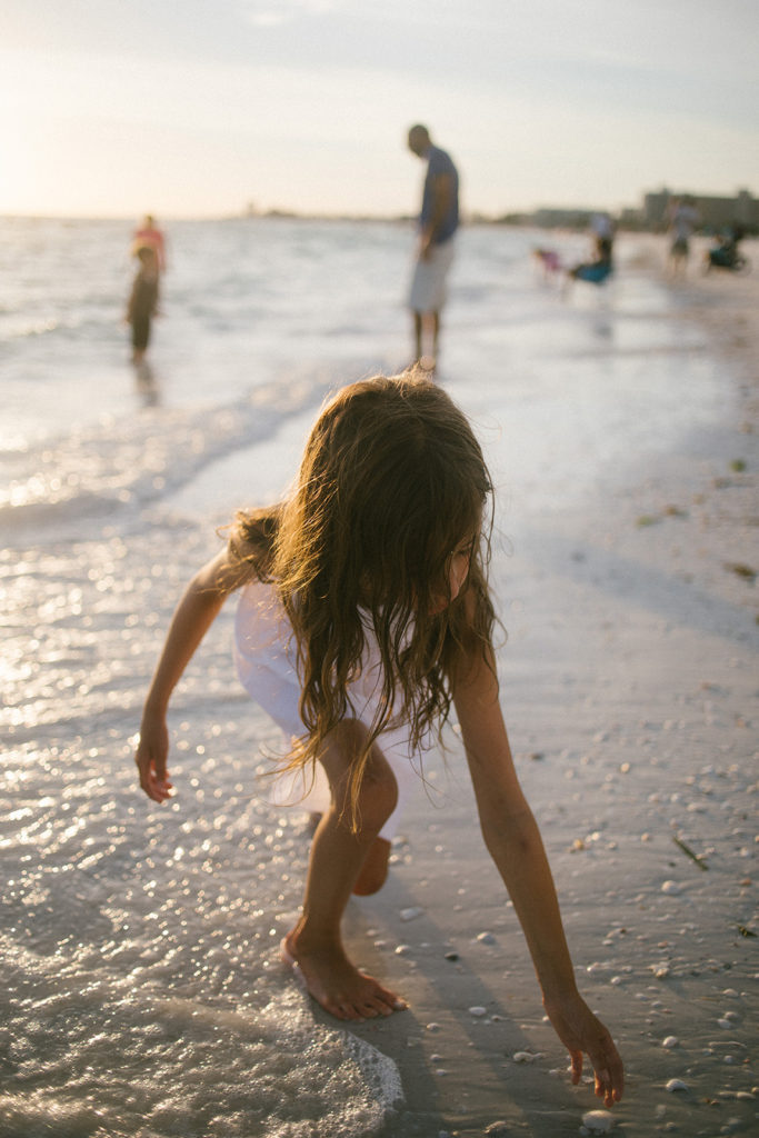 Elle Baker Photography captures young girl collecting sea shells