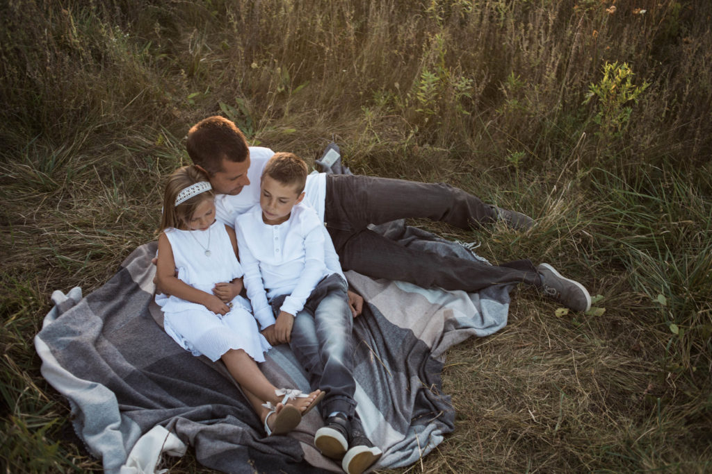 Let's go fly a kite | Elle Baker Photography | Family of three on blanket in field 