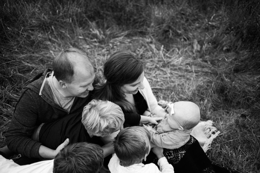 Family of six taken by Elle Baker Photography during Large family sessions