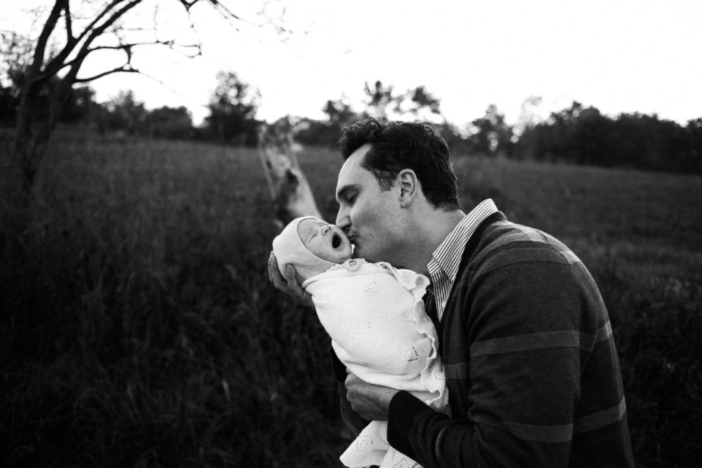 Naperville Illinois Forest Preserve, Photos by Elle Baker Photography, father kissing newborn girl, family session posing idea