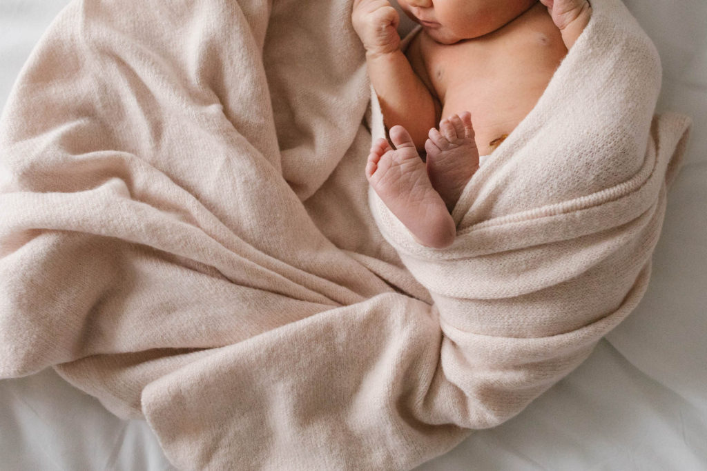 Chicago newborn and family lifestyle photographer, Elle Baker Photography, newborn detail shot of feet