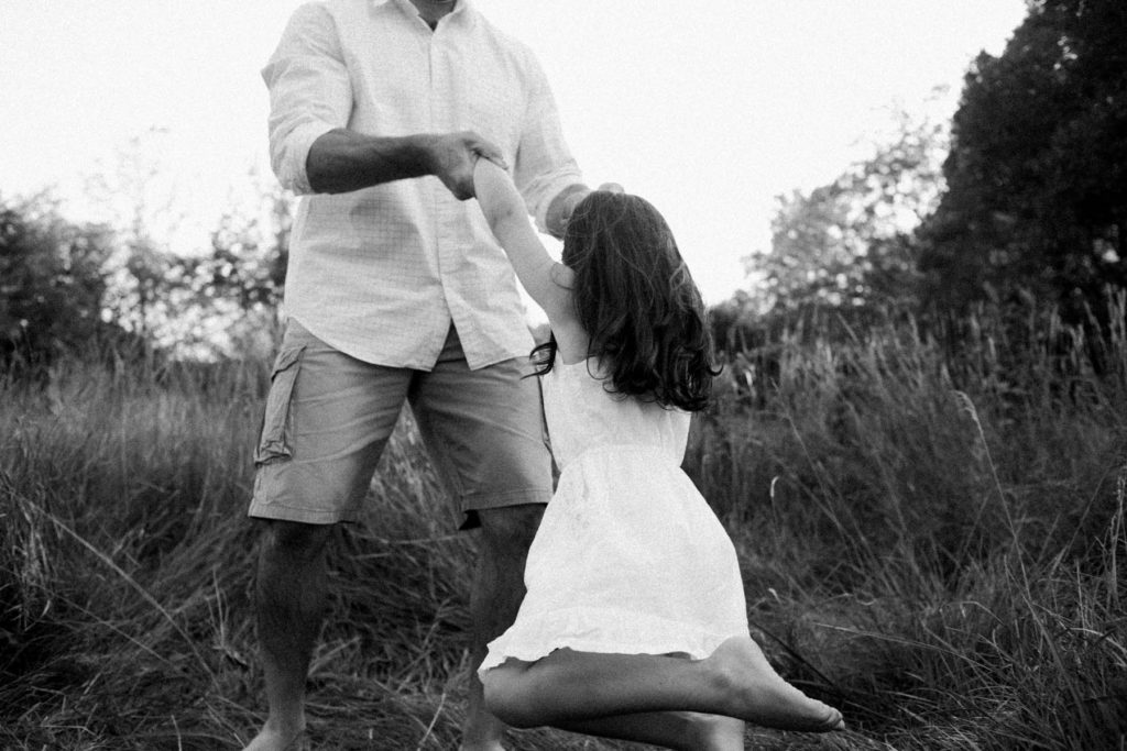 Hickory Creek Preserve in Mokena, IL, Photo by Elle Baker Photography, little girl being twirled by father during candid outdoor family session