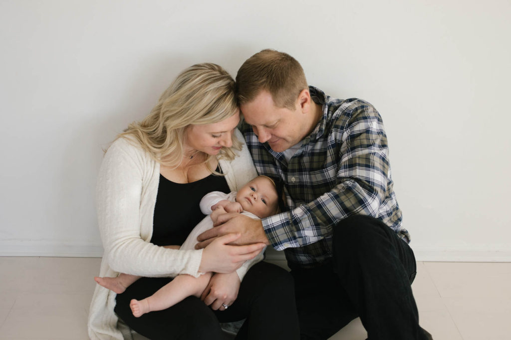 How to pose large families in small spaces, Frankfort IL family photographer, Elle Baker Photography, family of three with young baby 