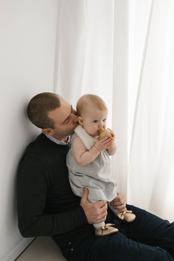 How to pose large families in small spaces, Frankfort IL family photographer, Elle Baker Photography, dad kissing baby girl 