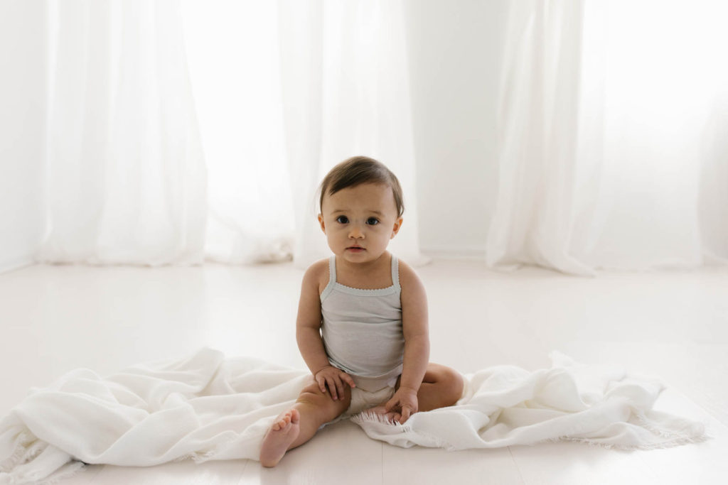 simple and natural baby session, Photo by Elle Baker Photography, posing ideas for baby session