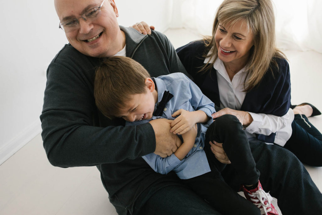 How to pose large families in small spaces, Frankfort IL family photographer, Elle Baker Photography, grandparents tickling grandson posing ideas