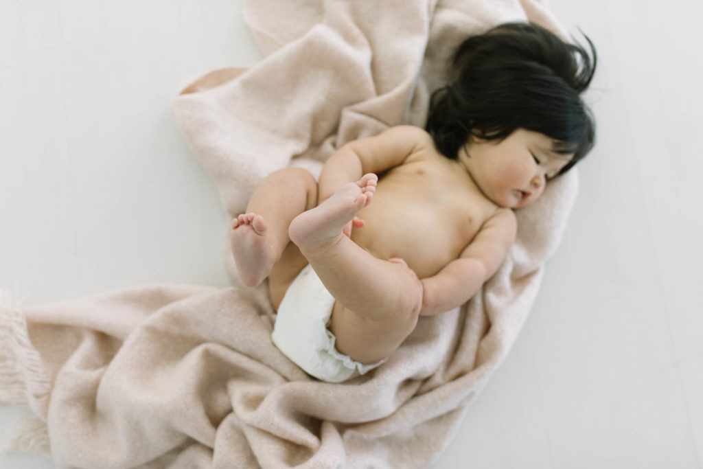 Elle Baker Photography captures baby girl kicking up her feet 