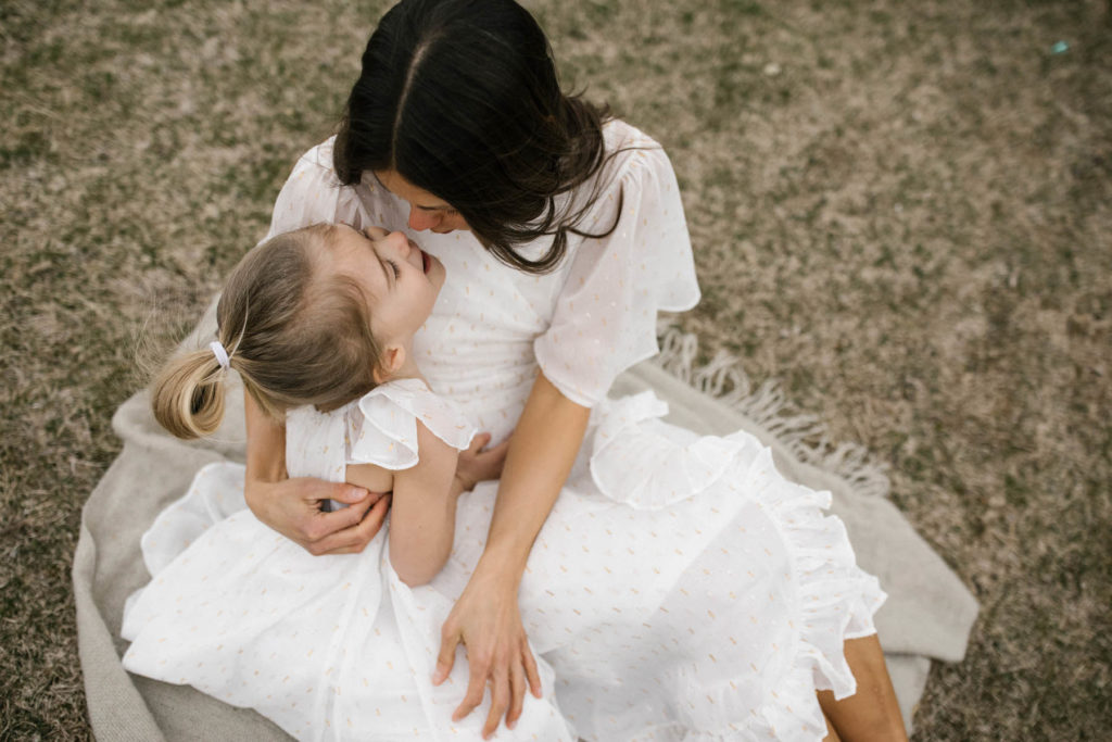 New Lenox Photographer, Elle Baker Photography captures mother kissing daughter