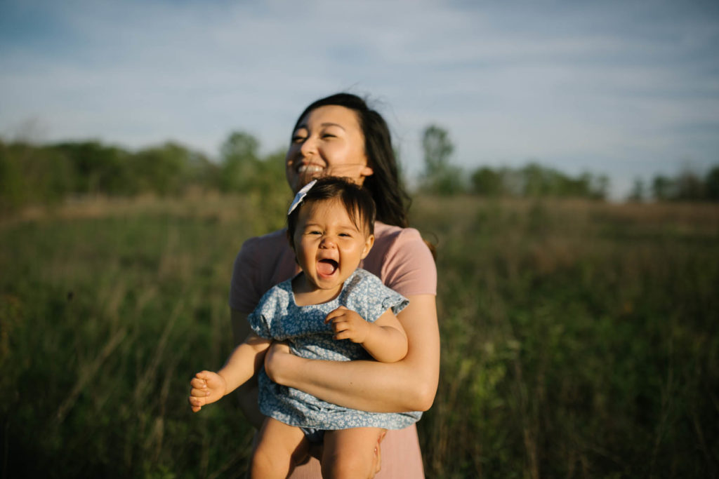 Elle Baker Photography captures beautiful photo of mother and daughter with direct lighting 