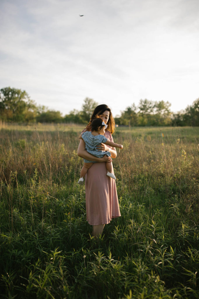 Elle Baker Photography captures mother and daughter in field 