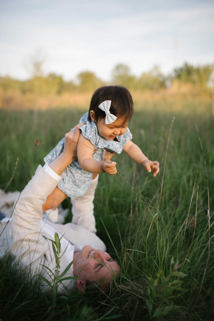 Chicago lifestyle photographer Elle Baker Photography captures father and baby