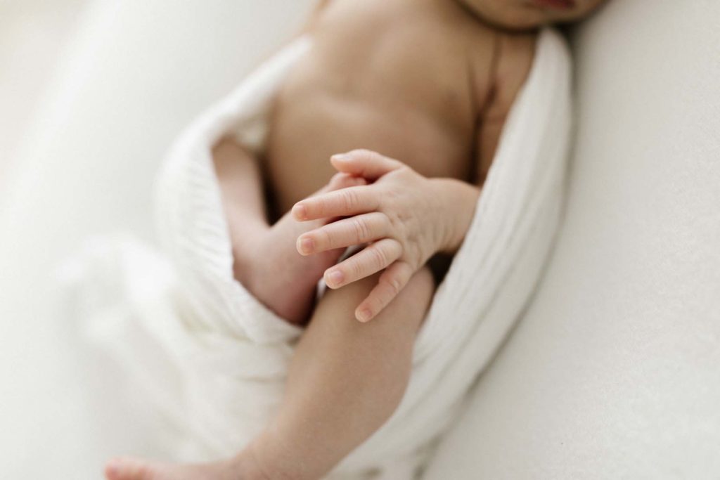 simple lifestyle newborn photo by Laurie Baker 