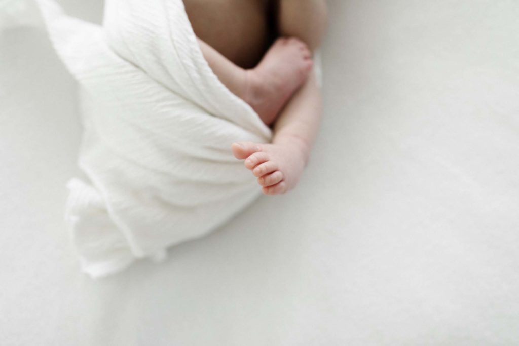 Detail photo of a newborn, photo by Elle Baker Photography 
