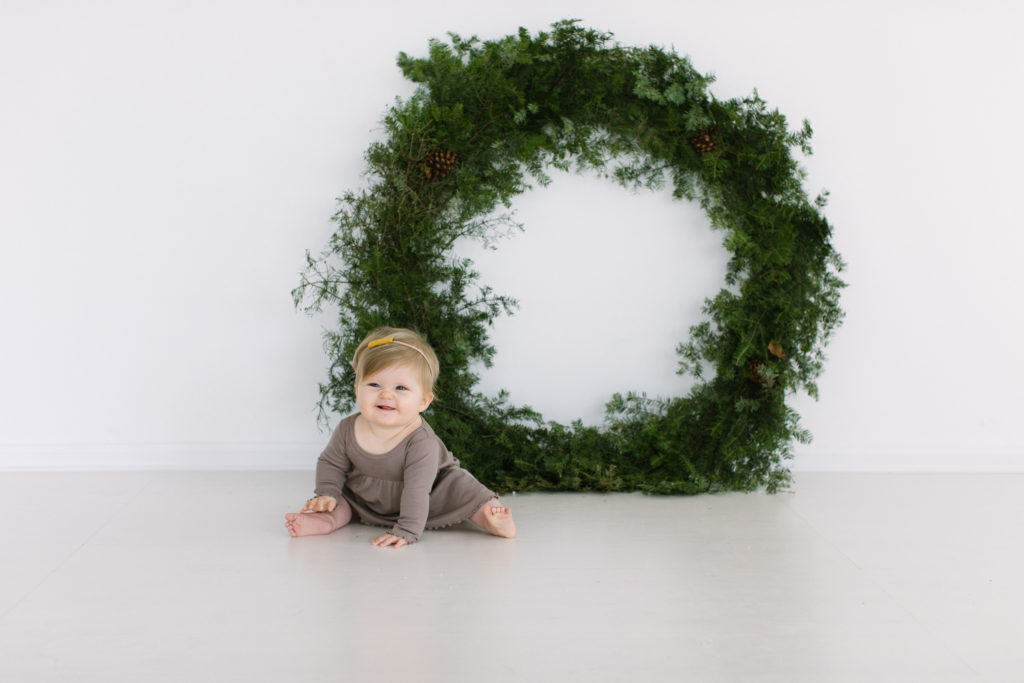 Elle Baker Photography wreath mini session Santa and wreath minis