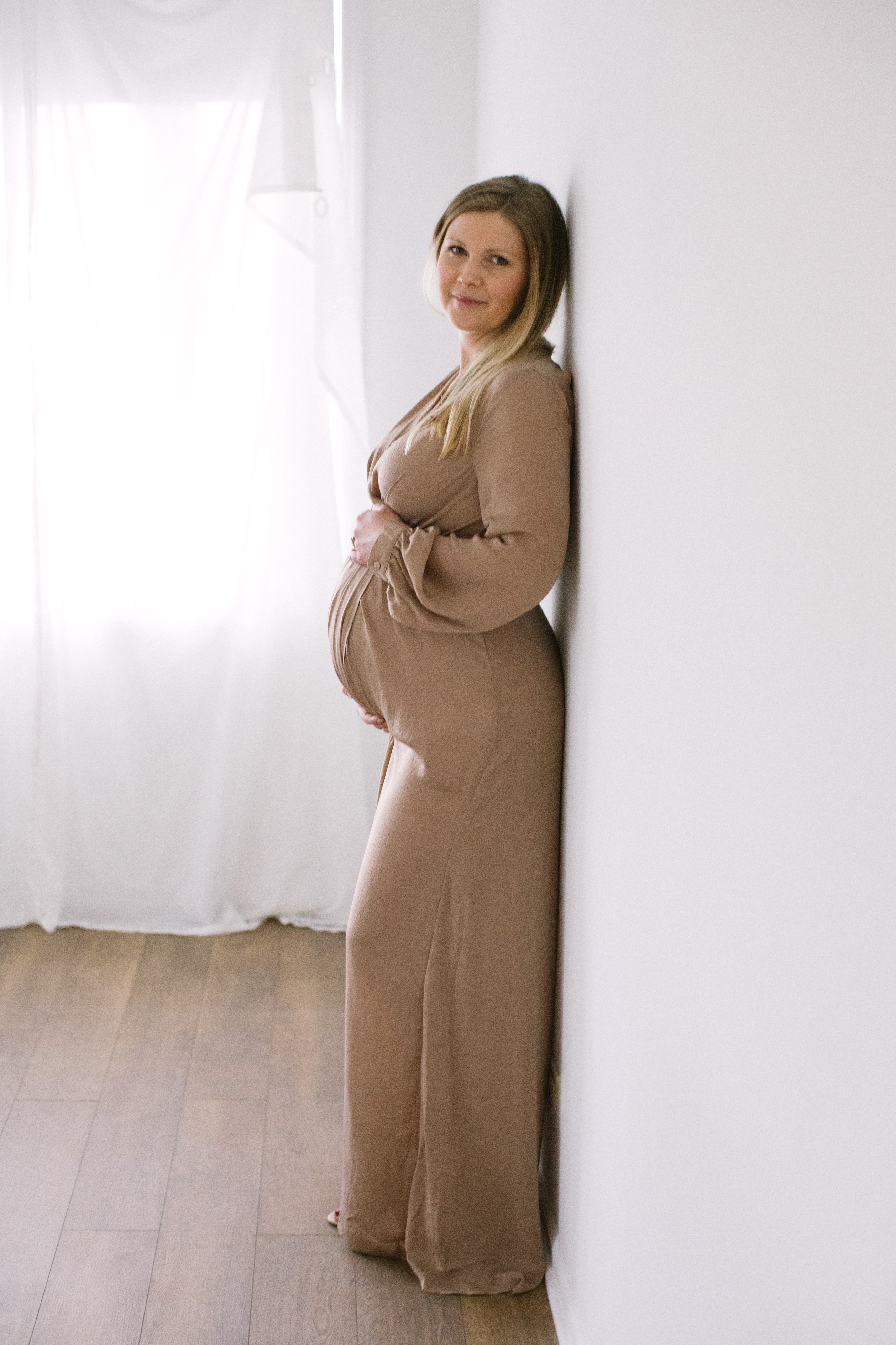 Maternity and newborn photographer Elle Baker Photography Laurie Baker captures pregnancy photo shoot