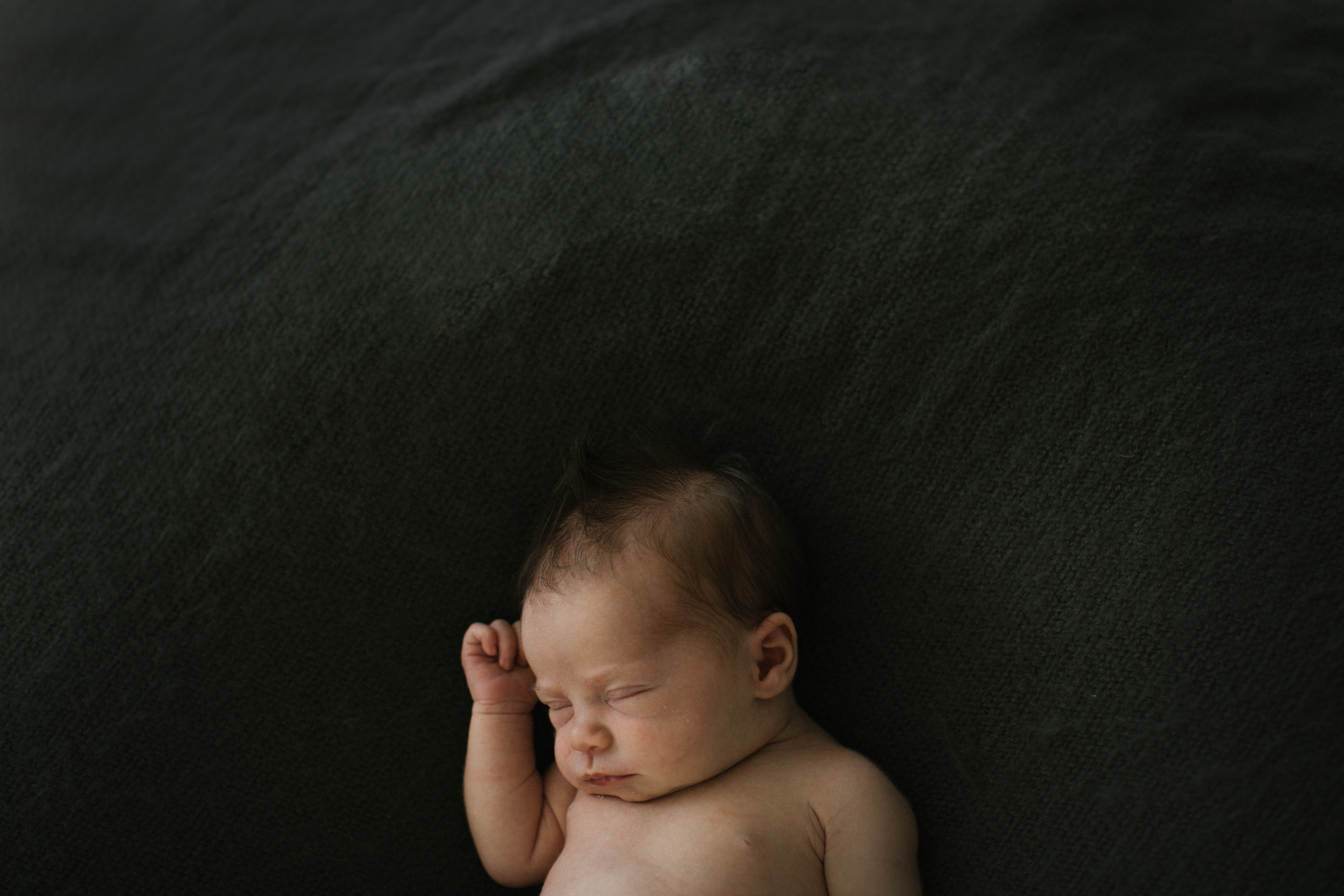 Chicago Illinois newborn photographer Laurie Baker with Elle Baker Photography captures natural newborn photos