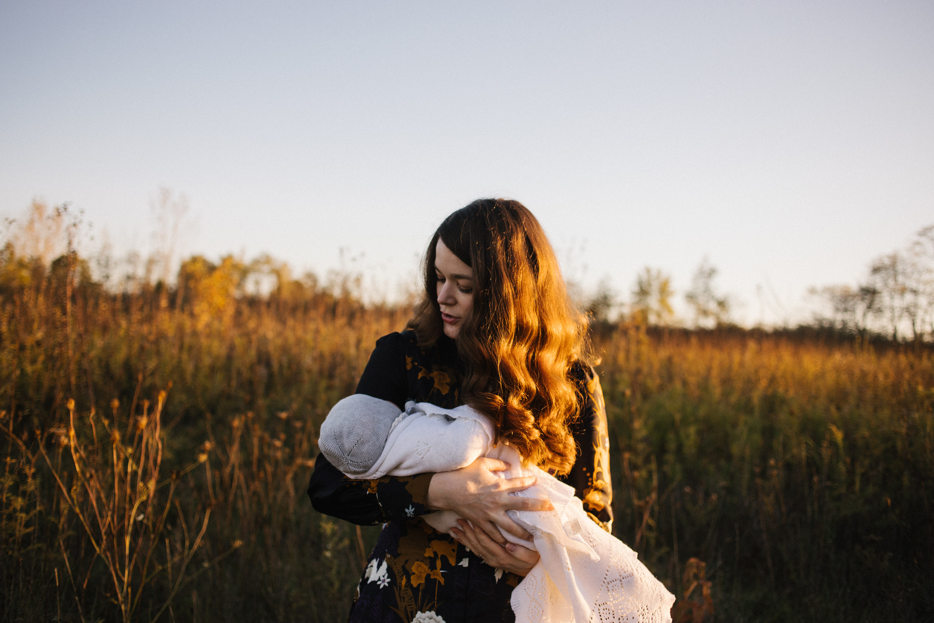 5 Tips on how to shoot during sunset | A golden hour session with a woman and her newborn baby.