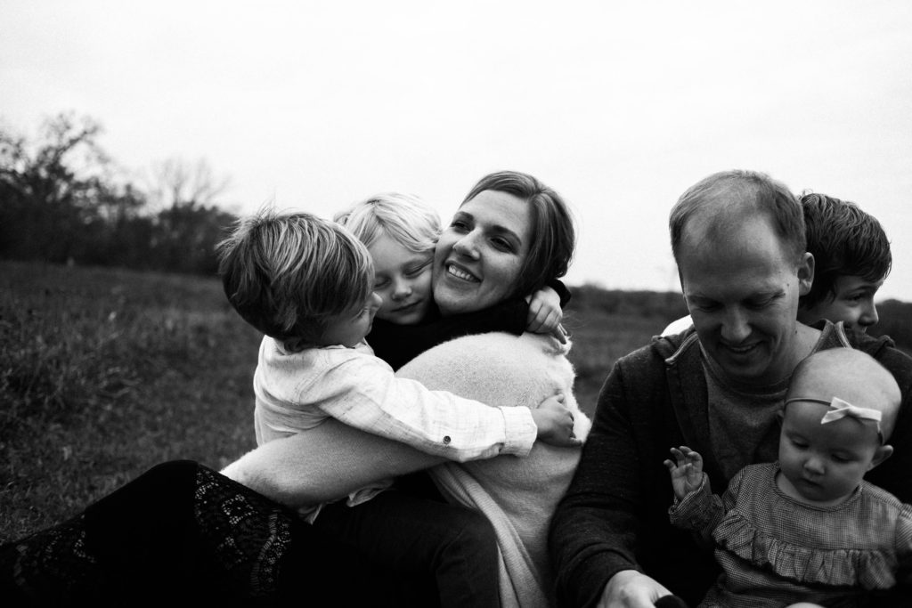 Large Family Sessions is Elle Baker photography's specialty. Four siblings and mom cuddling and laughing