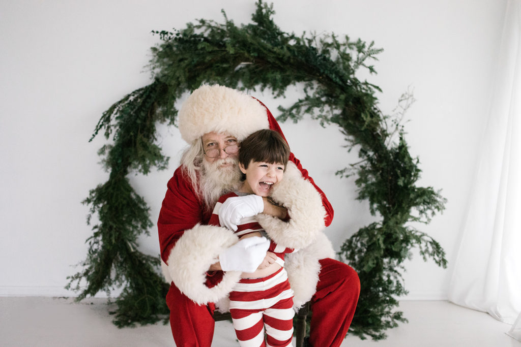 Holiday Themed photo sessions | Elle Baker Photography | Santa mini photo shoot posing idea