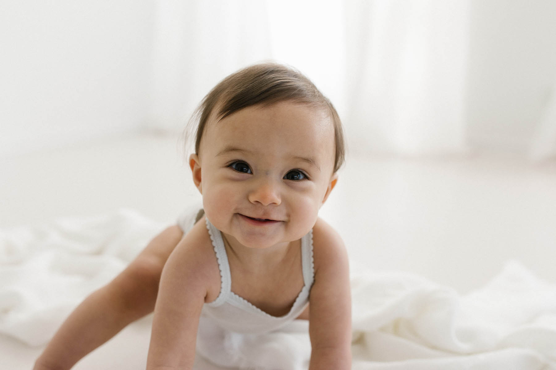 simple and natural baby session, photo by elle baker photography, smiling baby