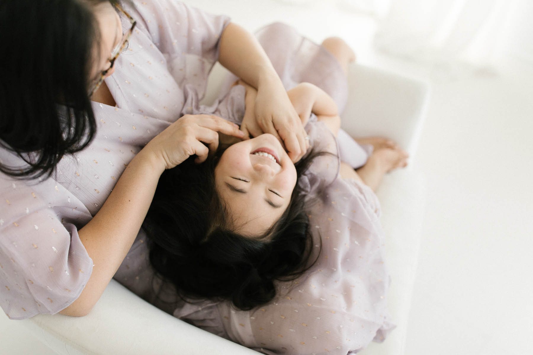 Chicago Child Photographers, Laurie Baker captures mother and daughter laughing and tickling