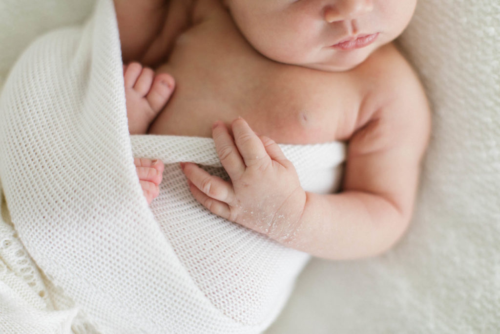 Newborn photographer Elle Baker Photography captures details