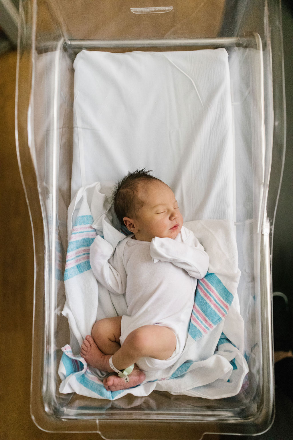 Elle Baker Photography captures beautiful baby boy in hospital bassinet
