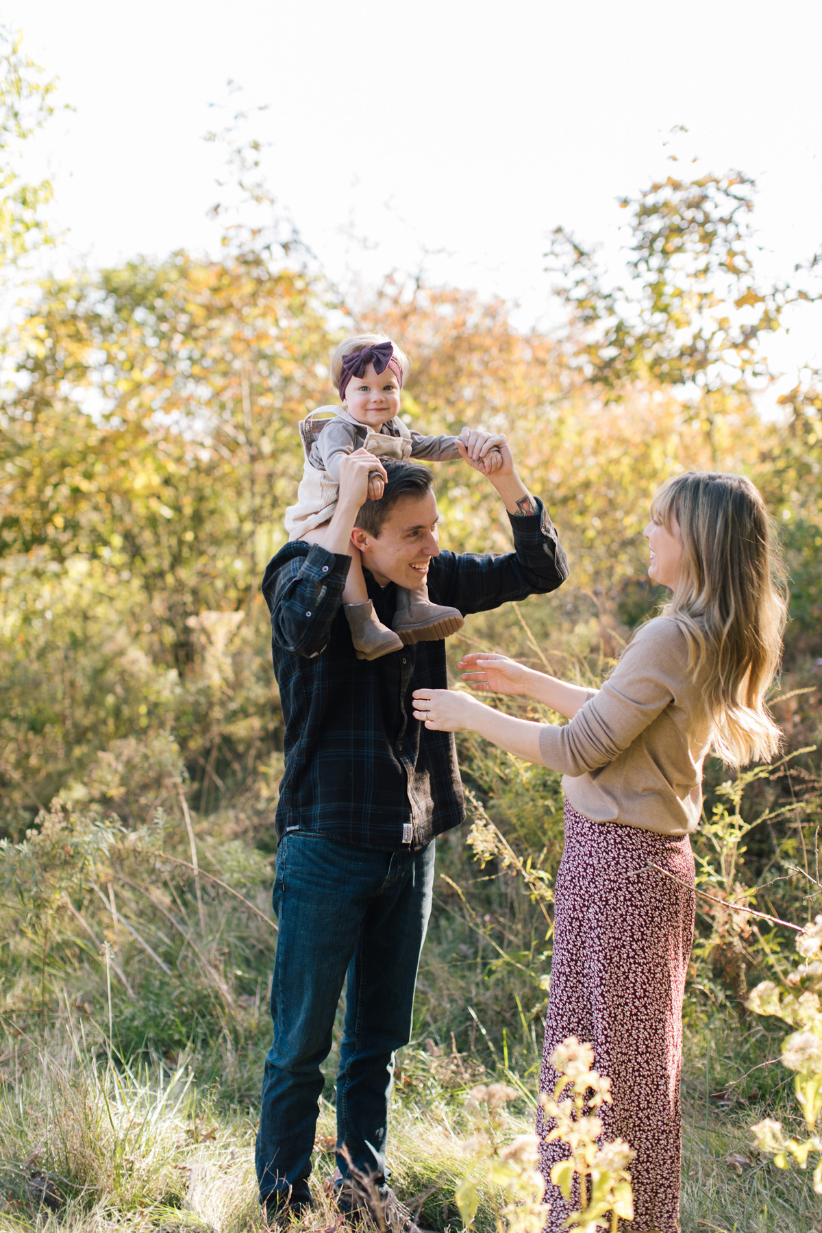 dad with baby on shoulders during fall family mini session
