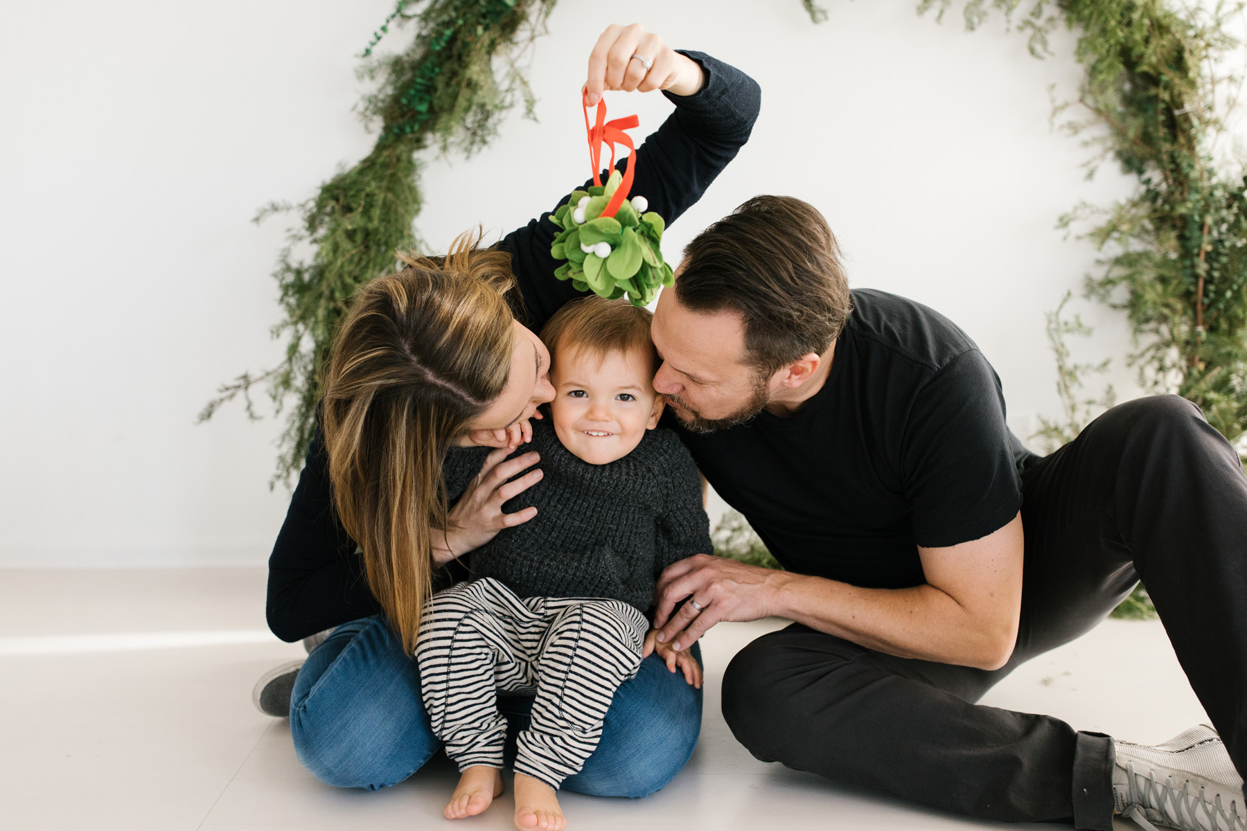 holiday mini sessions with mistletoe